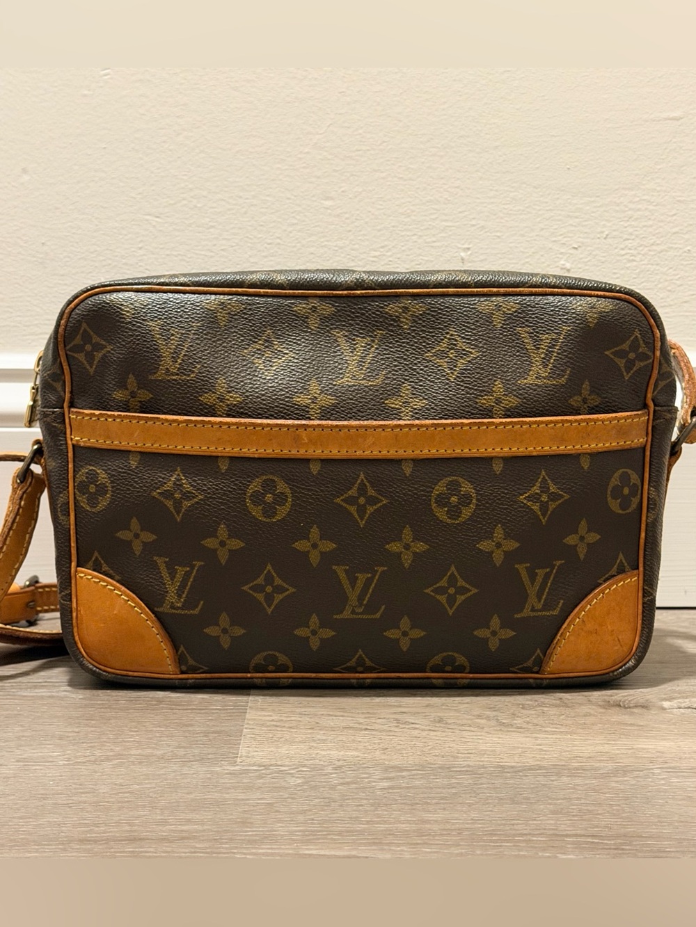 Authentic Louis Vuitton Trocadero 27 Monogram Vintage Crossbody Shoulder Bag